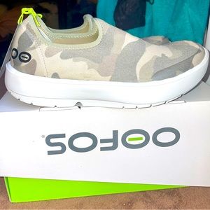 OOfos OOmg EeZee Women's Slip On Sneaker White/Green Camo Sz 7